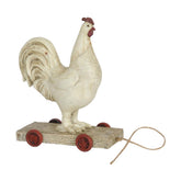 Vidéki vintage stílusú, 15 cm hosszú és 17 cm magas, kiskocsin álló nosztalgikus kakas figura..